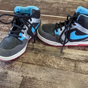 Boys 2.5 Nike sneakers air jordan